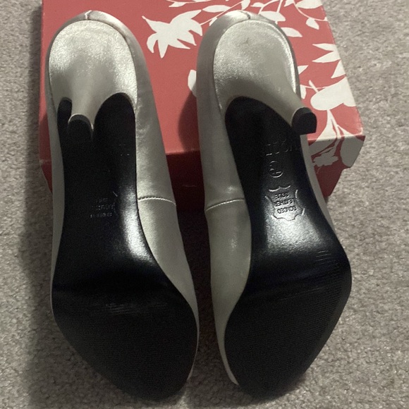 Brand new satin silver open toe shoe. Size 7.5 M - Picture 4 of 6
